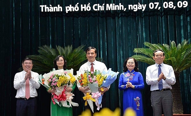 Lãnh đạo Thành uỷ, UBND, HĐND TP tặng hoa chúc mừng hai tân phó chủ tịch UBND TPHCM- Ảnh: TỰ TRUNG