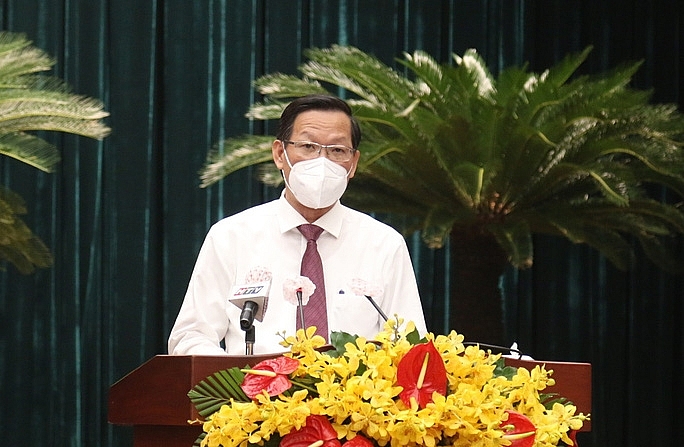 Chủ tịch UBND TPHCM Phan Văn Mãi trả lời chất vấn tại phiên họp chiều ngày 8/12/2021. Ảnh NLĐ