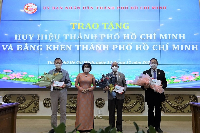 Chủ tịch UBMTTQ Việt Nam Thành phố Tô Thị Bích Châu trao tặng Huy hiệu TP. Hồ Chí Minh cho các cá nhân có thành tích xuất sắc.
