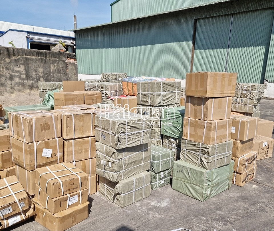 Phát hiện container hàng lậu ngụy trang nguyên liệu vải nhập khẩu
