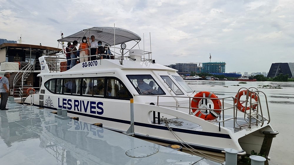 Du khách trải nghiệm tour du thuyền đầu tiên ngắm hoàng hôn trên sông Sài Gòn. Ảnh: TSTtourist
