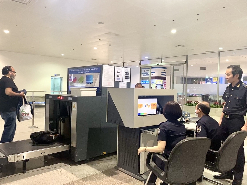 CBCC Đội hành lý nhập, Chi cục Hải quan cửa khẩu sân bay quốc tế Tân Sơn Nhất kiểm tra hành lý qua máy soi.