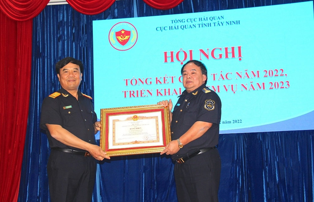 Cục trưởng Cục Hải quan Tây Ninh Nguyễn Văn Bổng nhận Bằng khen Thủ thướng Chính phủ về các thành tích xuất sắc trong công tác từ năm 2017 đến năm 2021.