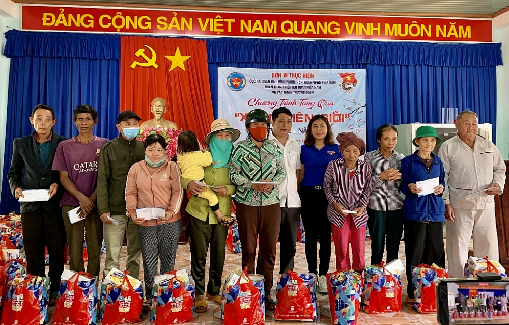 Ông Nguyễn Xuân Cường, Phó Chủ tịch xã Lộc Hòa cùng đại diện chi đoàn trao quà cho bà con Ông Nguyễn Xuân Cường, Phó Chủ tịch xã Lộc Hòa cùng đại diện chi đoàn trao quà cho bà con