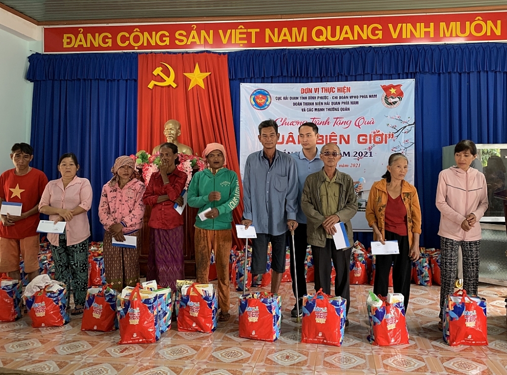 Đại diện Công ty TNHH Hải Minh trao quà cho bà con Đại diện Công ty TNHH Hải Minh trao quà cho bà con