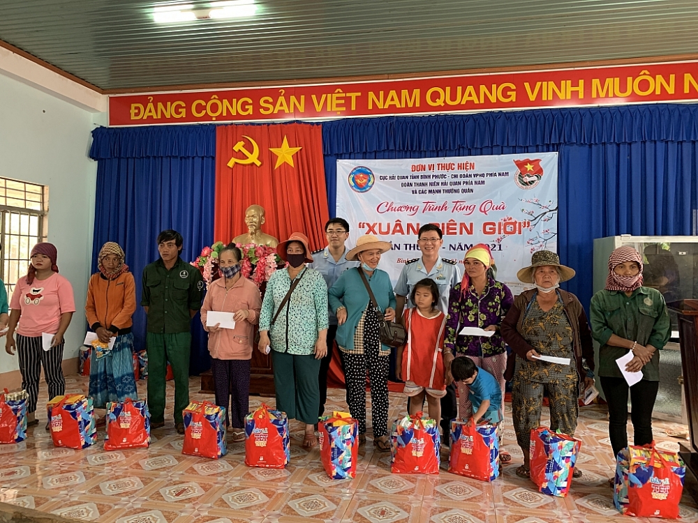 Đại diện Đoàn Thanh niên Hải quan Bình Dương trao quà cho bà con Đại diện Đoàn Thanh niên Hải quan Bình Dương trao quà cho bà con