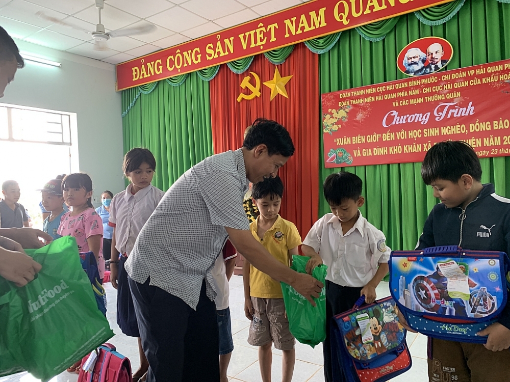 Ông Đinh Văn Bàng, Phó Chủ tịch xã Phước Thiện trao quà cho các em học sinh Ông Đinh Văn Bàng, Phó Chủ tịch xã Phước Thiện trao quà cho các em học sinh