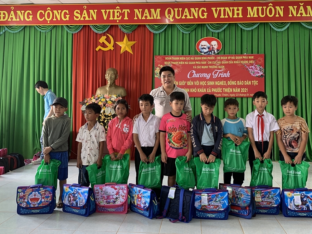 Đại diện Chi cục Hải quan cửa khẩu Hoàng Diệu trao quà cho các em học sinh Đại diện Chi cục Hải quan cửa khẩu Hoàng Diệu trao quà cho các em học sinh