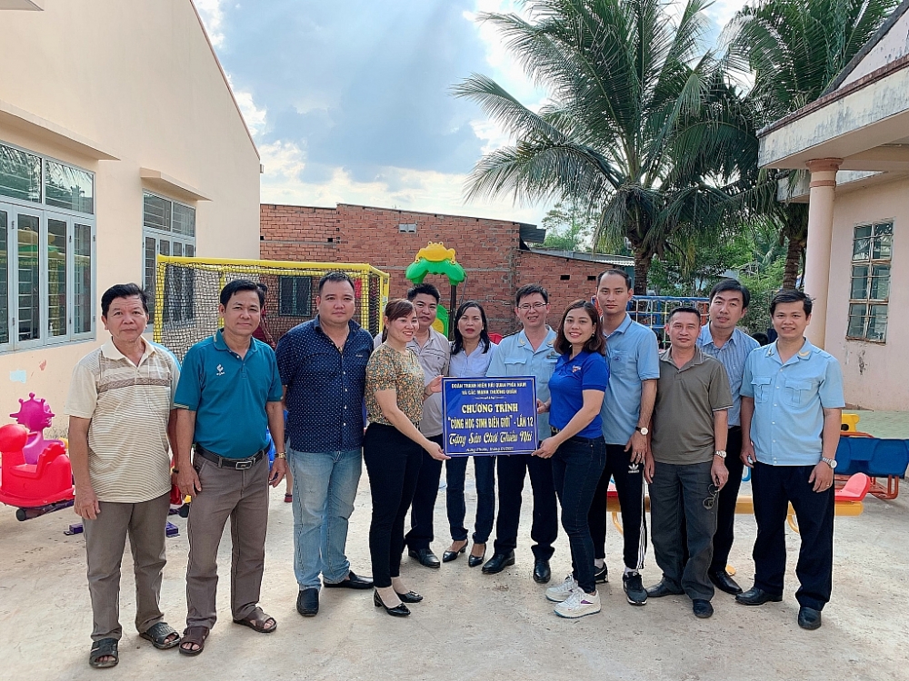 Đại diện Chi đoàn và các đơn vị trao tặng sân chơi cho xã Hưng Phước (huyện Bù Đốp) Đại diện Chi đoàn và các đơn vị trao tặng sân chơi cho xã Hưng Phước (huyện Bù Đốp)