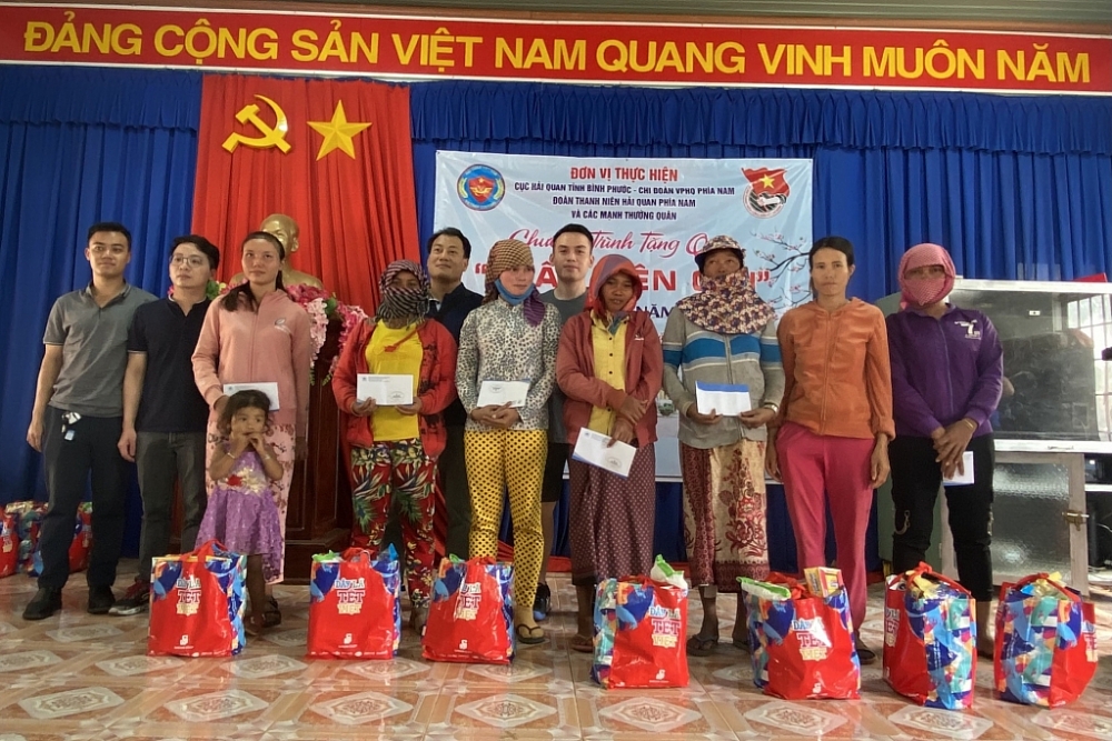 Đại diện Chi cục 3 - Cục Kiểm tra sau thông quan trao quà cho bà con