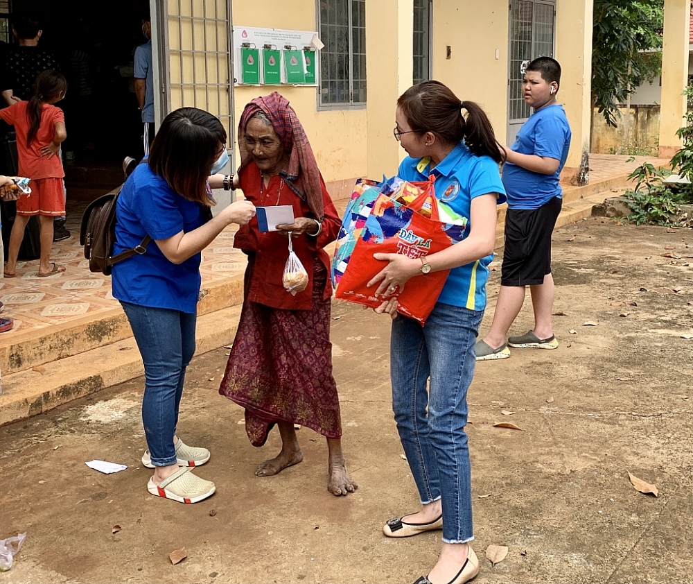 Mỗi phần quà là một lời động viên tới đồng bào dân tộc S'Tiêng nơi biên giới trong những ngày giáp Tết