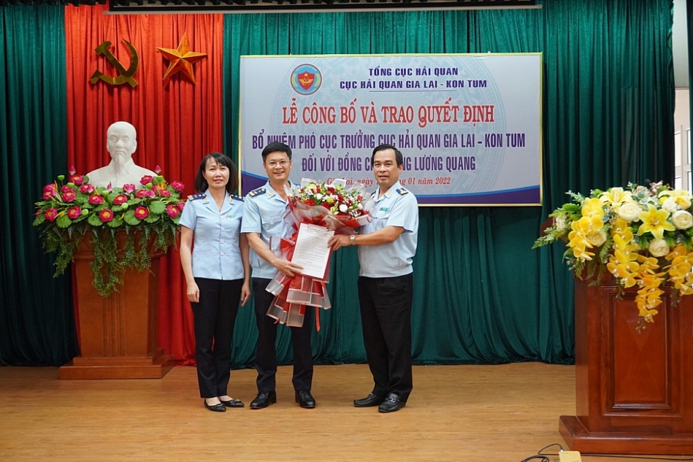 Cục trưởng Cục Hải quan Gia Lai - Kon Tum Vũ Lê Quân trao quyết định và tặng hoa chúc mừng ông Hoàng Lương Quang