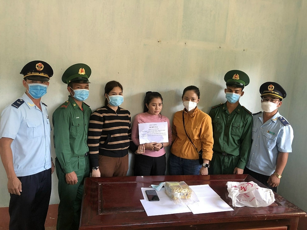 Một phụ nữ vận chuyển thuê 1 kg ma túy vào Việt Nam với tiền công 2 triệu đồng