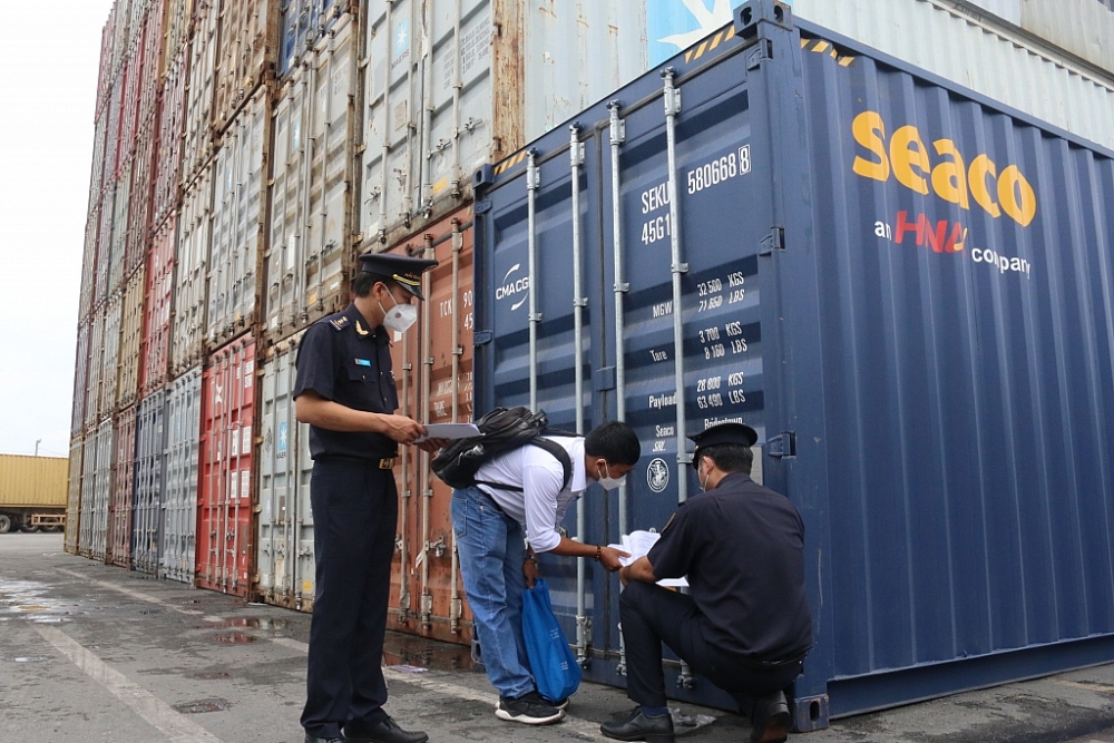 Công chức Chi cục Hải quan cửa khẩu cảng Đồng Nai giám sát hàng hóa xuất nhập khẩu tại Cảng Đồng Nai. Ảnh: N.H