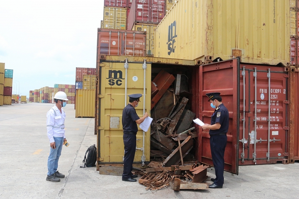 Công chức Chi cục Hải quan cửa khẩu cảng Cái Mép kiểm tra hàng phê liệu nhập khẩu. Ảnh: N.H