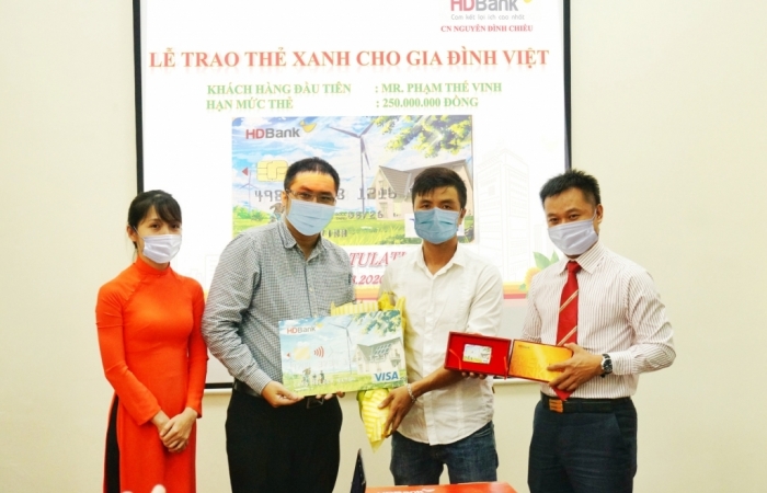 HDBank trao “Thẻ xanh cho gia đình Việt” cho khách hàng đầu tiên