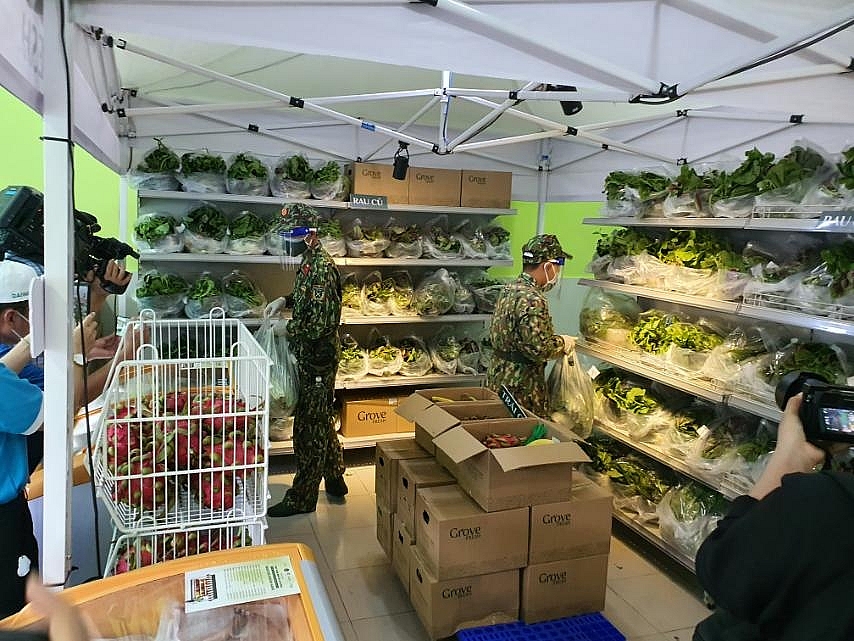 Lực lượng quân đội đi chợ hộ tại siêu thị thông minh.