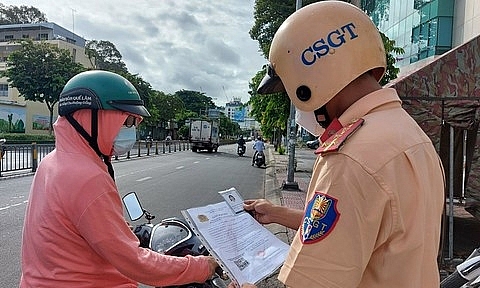 Lực lượng CSGT kiểm tra giấy đi đường mẫu mới trong buổi sáng 25/8. Ảnh: CTV
