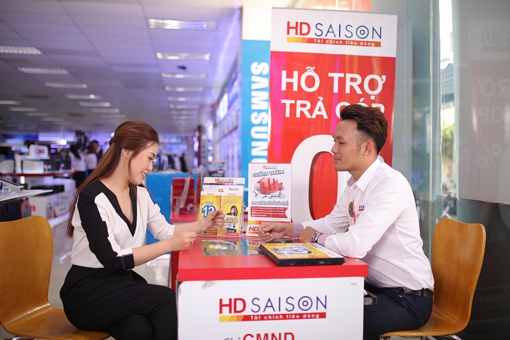Nhân viên HD SAISON tư vấn gói vay tiêu dùng cho khách hàng