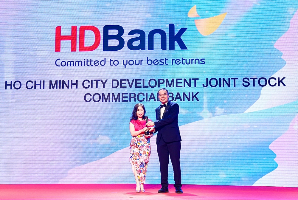 Chị Nguyễn Thị Thanh Thủy- Phó Giám đốc Khối Nhân sự- đại diện HDBank- nhận Cup HDBank- Nơi làm việc tốt nhất châu Á năm 2022