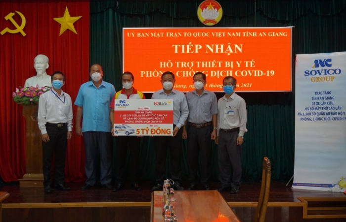Tập đoàn Sovico và HDBank tặng xe cứu thương, máy thở, thiết bị y tế cho tỉnh An Giang