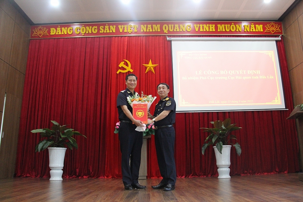 Phó Tổng cục trưởng Hoàng Việt Cường (phải) trao quyết định bổ nhiệm cho tân Phó cục trưởng Cục Hải quan Đắk Lắk Đỗ Việt Toàn 