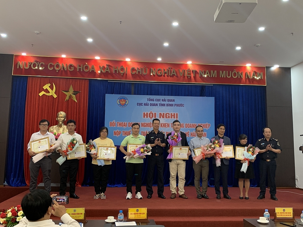 Hải quan Bình Phước khen thưởng 10 doanh nghiệp nộp thuế lớn, tuân thủ tốt pháp luật về Hải quan