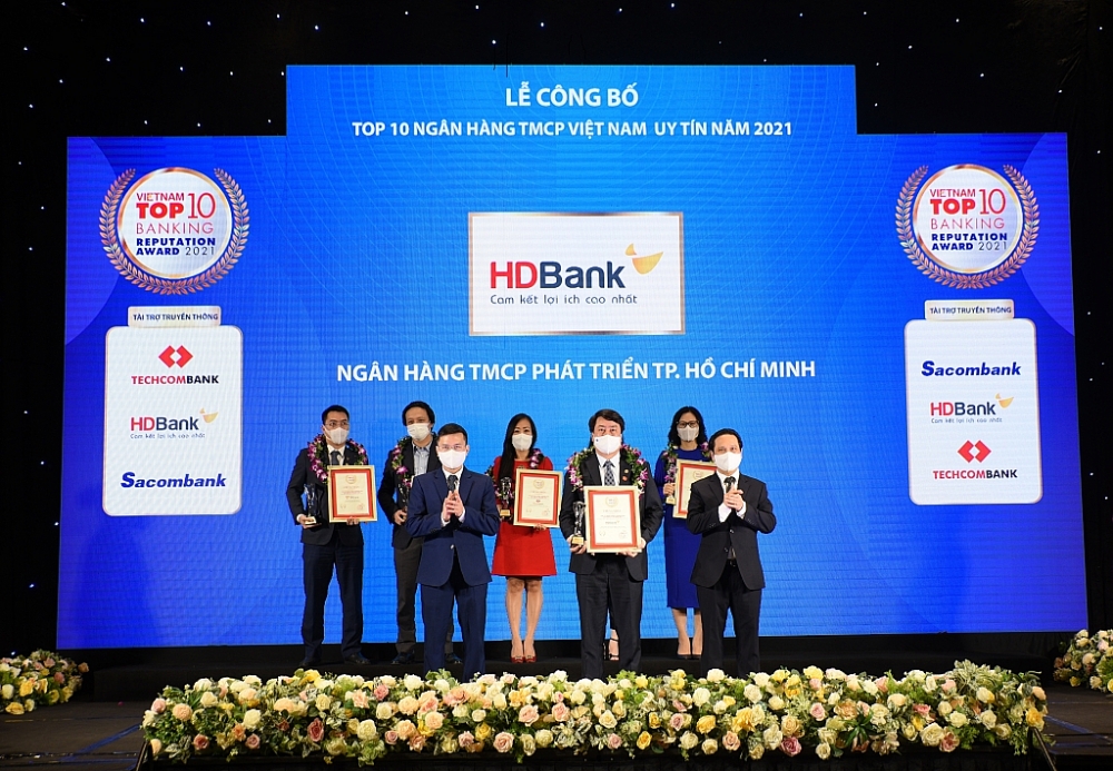 Ông Nguyễn Văn Hảo- Phó Tổng Giám đốc HDBank (ở giữa, hàng trên) - đại diện HDBank- nhận giải thưởng