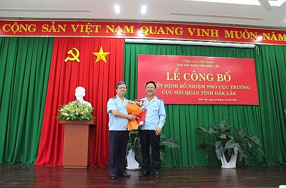 Thay mặt Đảng uỷ, lãnh đạo Cục, đồng chí Cục trưởng Lê Văn Nhuận trao quyết định, tặng hoa chúc mừng tân Phó Cục trưởng Hồ Văn Dũng.