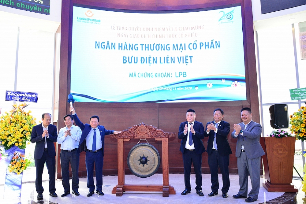 Ông Phạm Doãn Sơn, Tổng giám đốc Ngân hàng Bưu điện Liên Việt thực hiện nghi thức đánh cồng