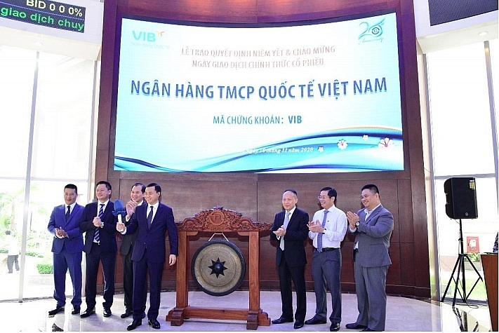 Nghi thức đánh cồng khai trương phiên giao dịch đầu tiên của VIB trên sàn HoSE