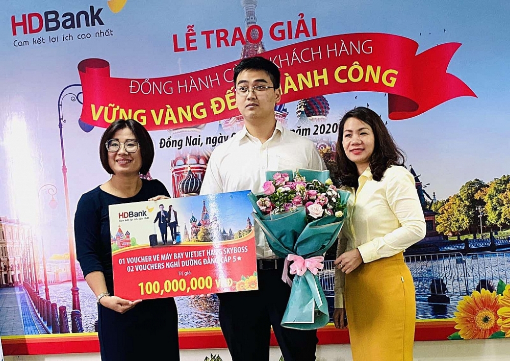 Đại diện HDBank trao tặng giải thưởng Đồng hành cùng khách hàng- Vững vàng đến thành công 2019
