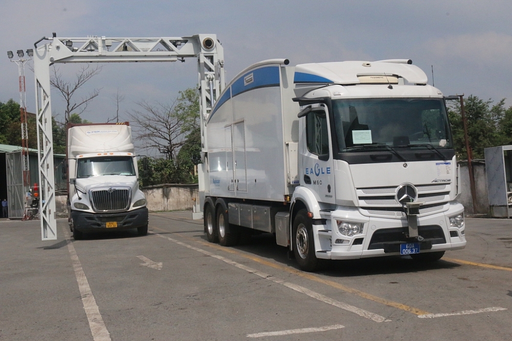 Máy soi container di động M60 đang thực hiện soi chiếu hàng hóa. Ảnh: N.H Máy soi container di động M60 đang thực hiện soi chiếu hàng hóa. Ảnh: N.H