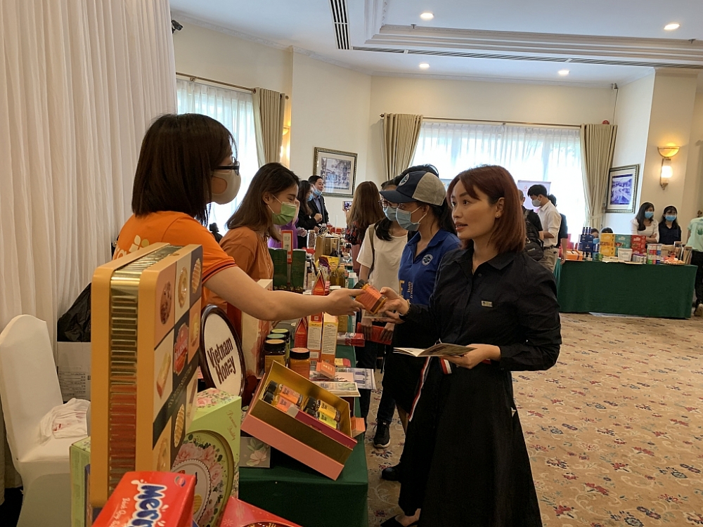 Đại biểu tìm hiểu các sản phẩm được giới thiệu bên lề lễ khai mạc Vietnam Foodexpo 2020. Ảnh: N.H