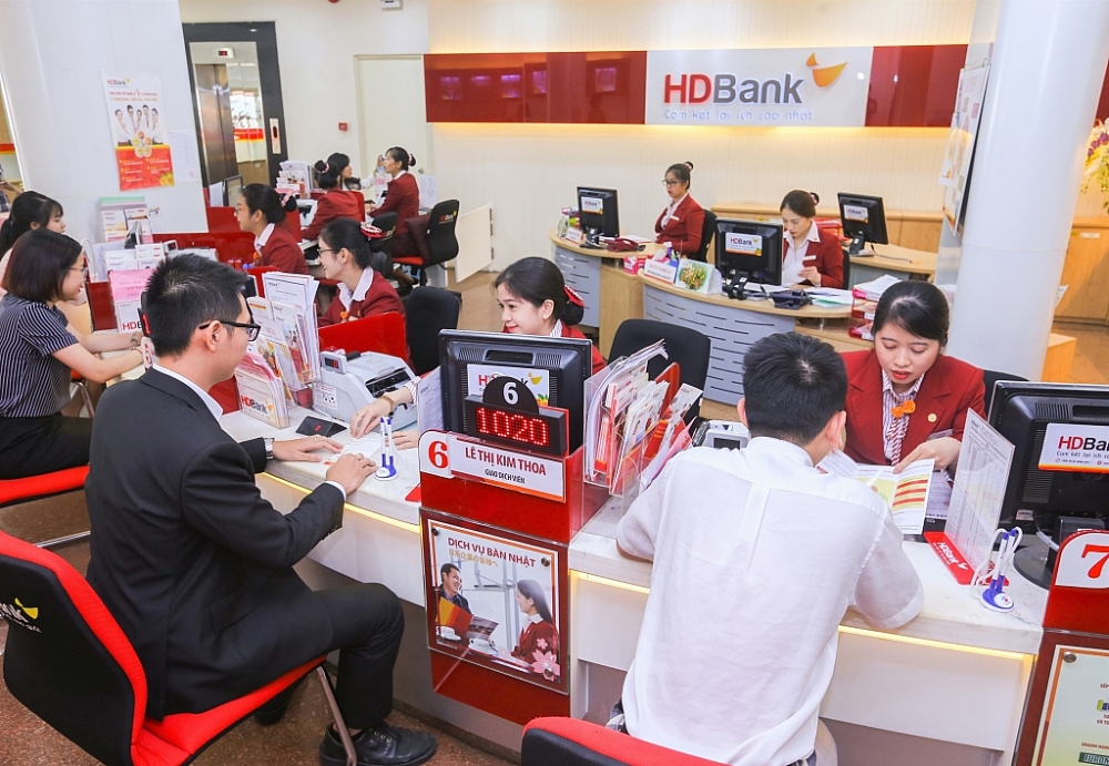 Khách hàng giao dịch tại HDBank