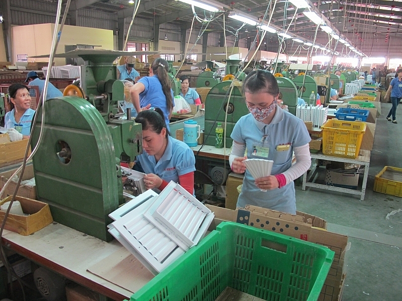 Công nhân làm việc trong một nhà máy tại KCN Nhơn Trạch. Ảnh minh họa: N.H
