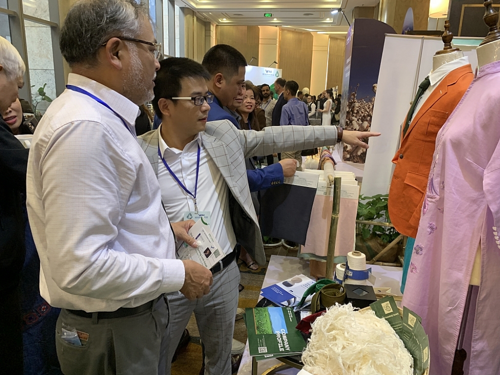 Các doanh nghiệp trong khối AFTEX tìm hiểu về các sản phẩm, nguyên phụ liệu mới của ngành dệt may Việt Nam bên lề hội nghị. Ảnh: N.H