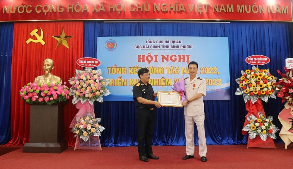 Phó Tổng cục trưởng Nguyễn Văn Thọ trao Huân Chương Chiến công hạng Nhất cho đồng chí Nguyễn Văn Lịch. Ảnh: N.H