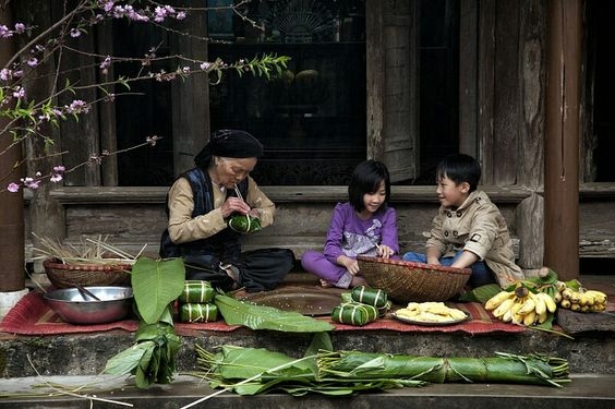 Tết phố: Đi đâu cũng thấy không khí Tết phố rộn ràng. Hãy xem hình ảnh này để chiêm ngưỡng cảnh đường phố được trang hoàng lung linh, với hàng trăm chủng loại hoa quả, bánh kẹo đa dạng và các trò chơi dân gian vui nhộn đang chờ đón bạn.