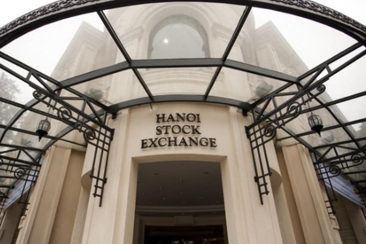 Thị trường cổ phiếu niêm yết tại HNX giảm cả về thanh khoản và giá cổ phiếu