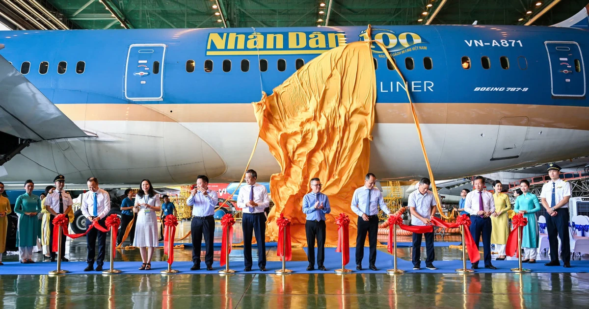 Ra mắt logo Báo Nhân Dân trên máy bay của Vietnam Airlines nhân kỷ niệm 100 năm Ngày Báo chí Cách mạng Việt Nam