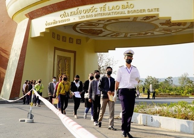 Kim ngạch thương mại Việt Nam – Lào giảm 15% trong nửa đầu năm