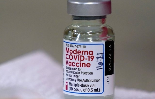 Tiêm mũi thứ 3 vắc xin Moderna bằng nửa liều cơ bản