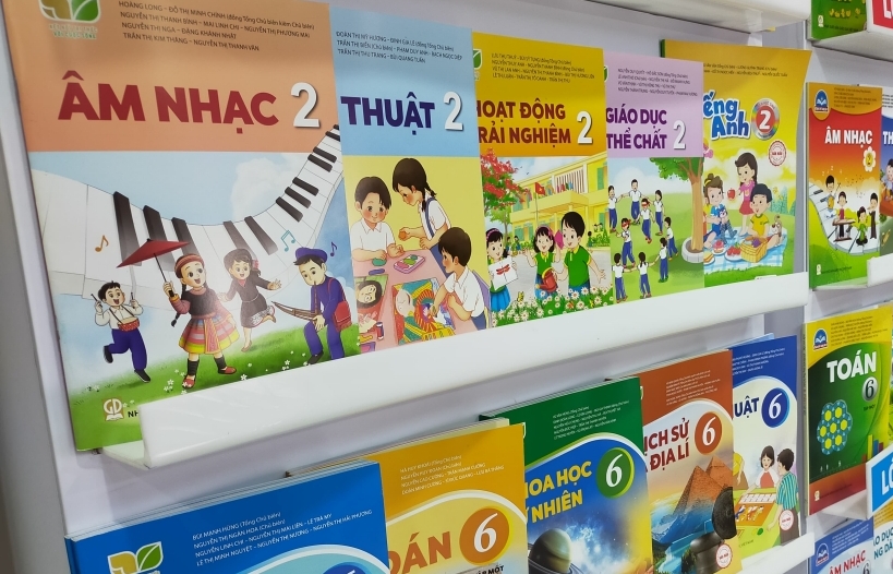 Bộ trưởng Phùng Xuân Nhạ yêu cầu nhà xuất bản có giải pháp giảm giá thành sách giáo khoa