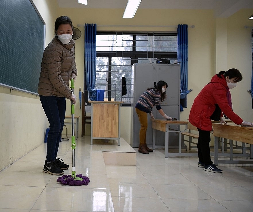 Trước khi học sinh trở lại trường, các lớp học đều được vệ sinh sạch sẽ và phun thuốc khử khuẩn. Ảnh Nguyễn Trang.