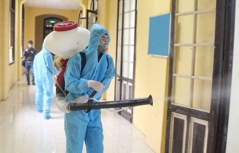 Các trường học Hà Nội phun thuốc khử khuẩn để đón học sinh trở lại