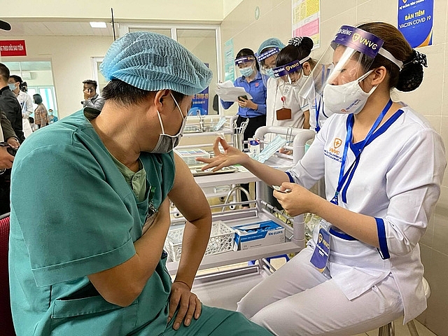Tiêm vaccine COVID-19 của AstraZeneca cho cán bộ Bệnh viện Thanh Nhàn, Hà Nội. Ảnh Bộ Y tế