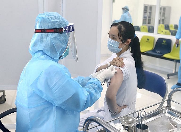 đến nay đã triển khai tiêm vắc xin phòng Covid-19 tại 22 tỉnh, thành phố cho khoảng gần 80.000 nghìn người. Ảnh internet.