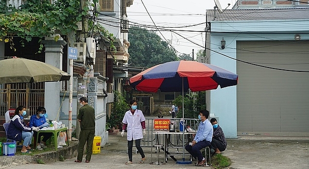 huyện Đông Anh cho biết, hiện đơn vị đã lập 1 chốt cách ly khu vực nhà tập thể bệnh nhân sinh sống ở thôn Trung xã Việt Hùng. Ảnh Bảo Loan