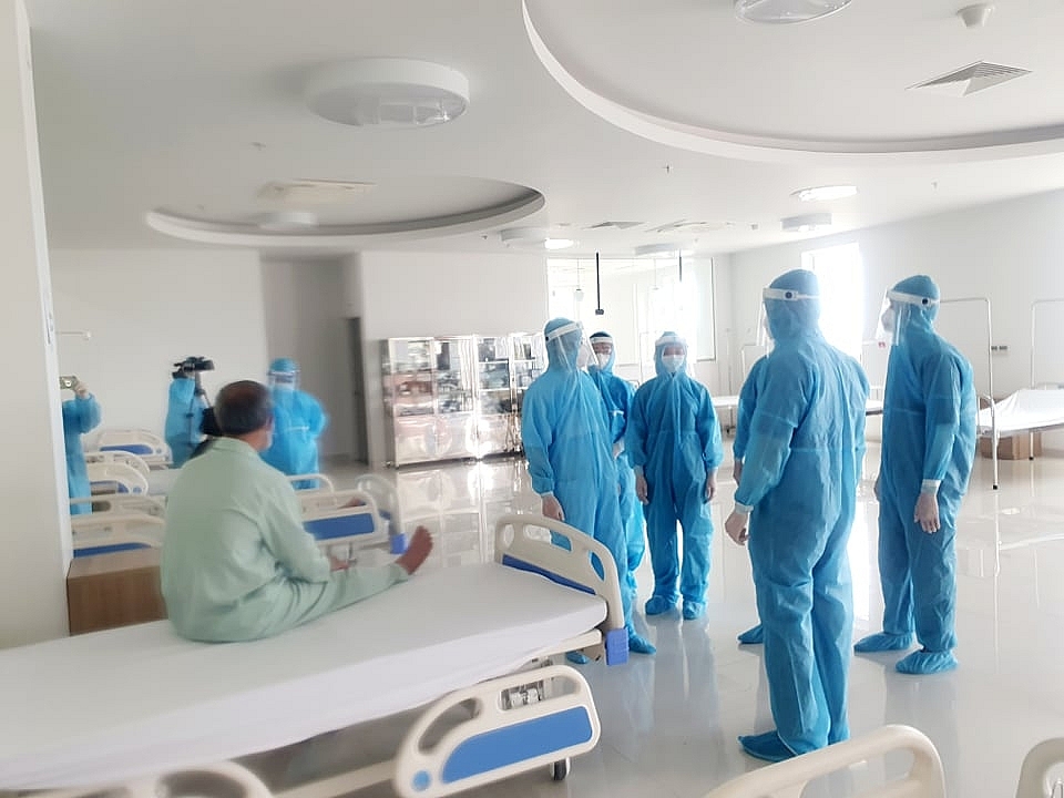 BV Bạch Mai đã cử 5 kíp bác sĩ xuống Bệnh viện Dã chiến Hà Nam để trực tiếp theo dõi và điều trị. Bệnh viện Bạc Mai